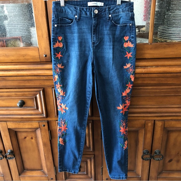 JustFab Denim - EUC Just Fab embroidered jeans